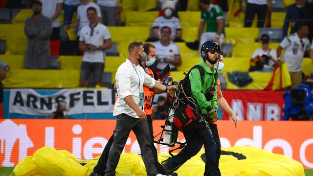 Activista de Greenpeace en Eurocopa.