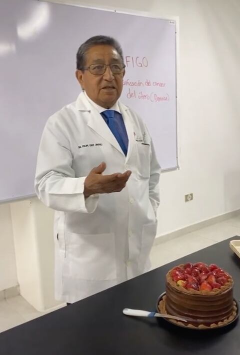 Maestro con pastel de cumpleaños