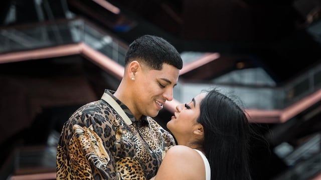 Eduin Caz y su esposa Daisy Anahí.