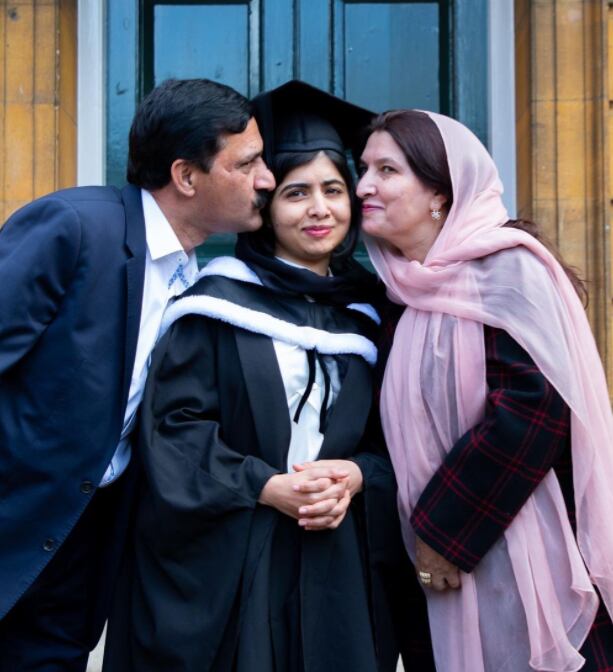 Malala Yousafzai con sus seres queridos
