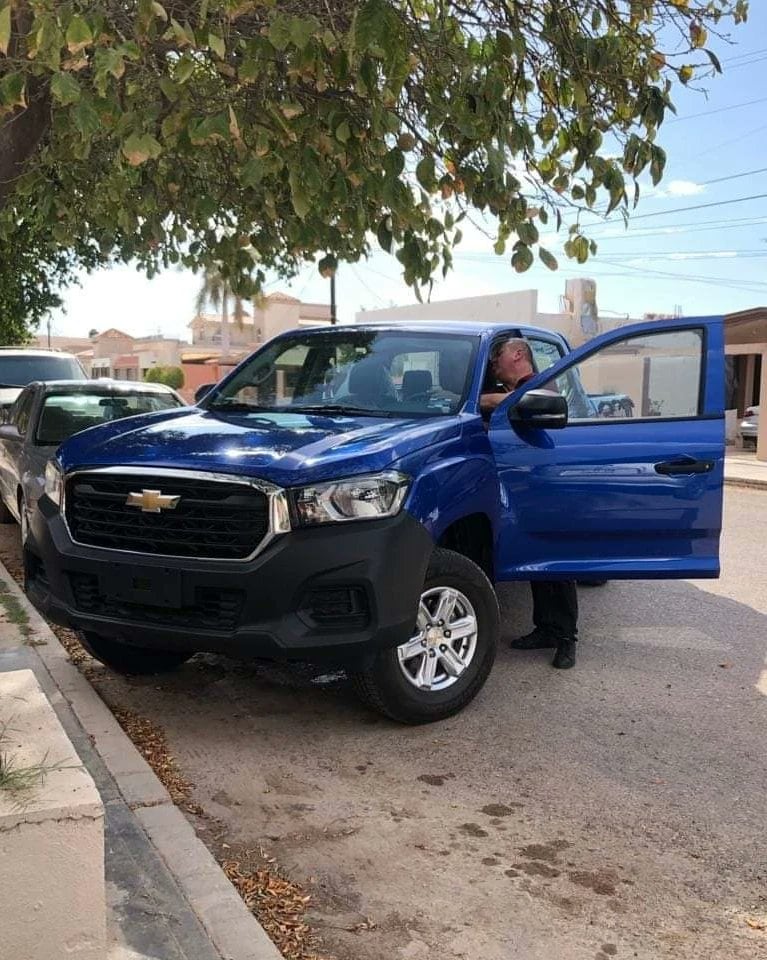 Christian Nodal le regala camioneta a su maestro