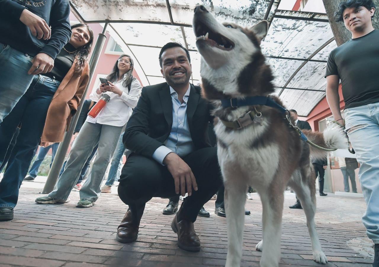 Jorge Álvarez Máynez y "Colmillo" la mascota del ITAM