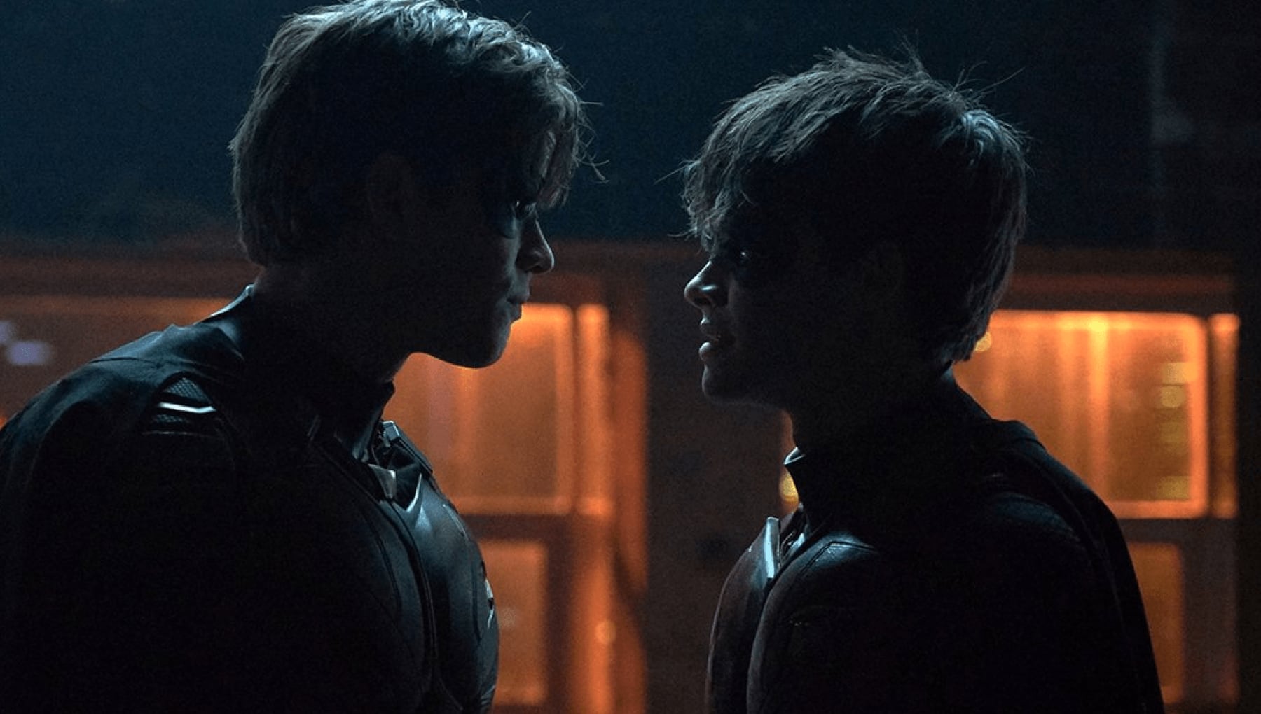Brenton Thwaites y Curran Walters como Dick Grayson y Jason Todd vestidos de Robin en 'Titans'