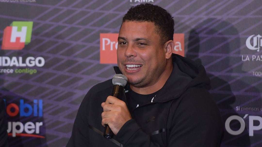 Ronaldo Nazário atiende a los medios de comunicación.