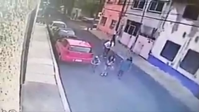 Hombre agrede a niña