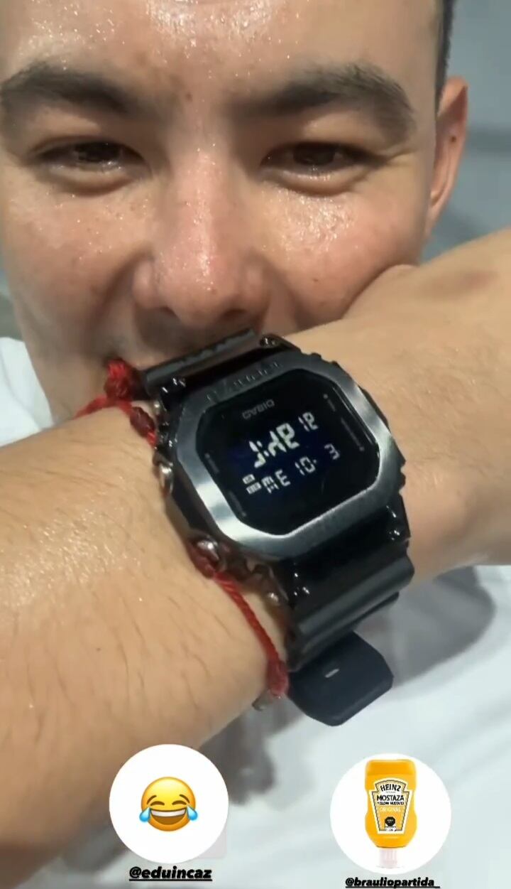 El Yaki intercambia reloj con Eduin Caz