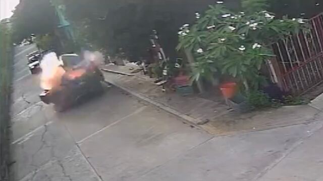 Explota camioneta de la hija del alcalde Miguel Ángel Uribe Toral por atentado en Cazones, Veracruz