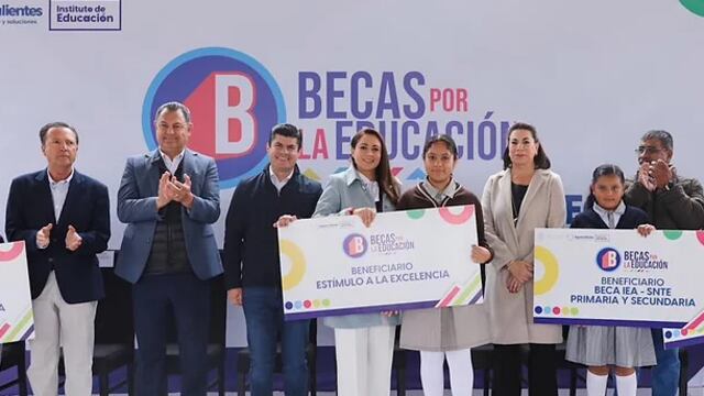 Tere Jiménez entrega becas en Aguascalientes