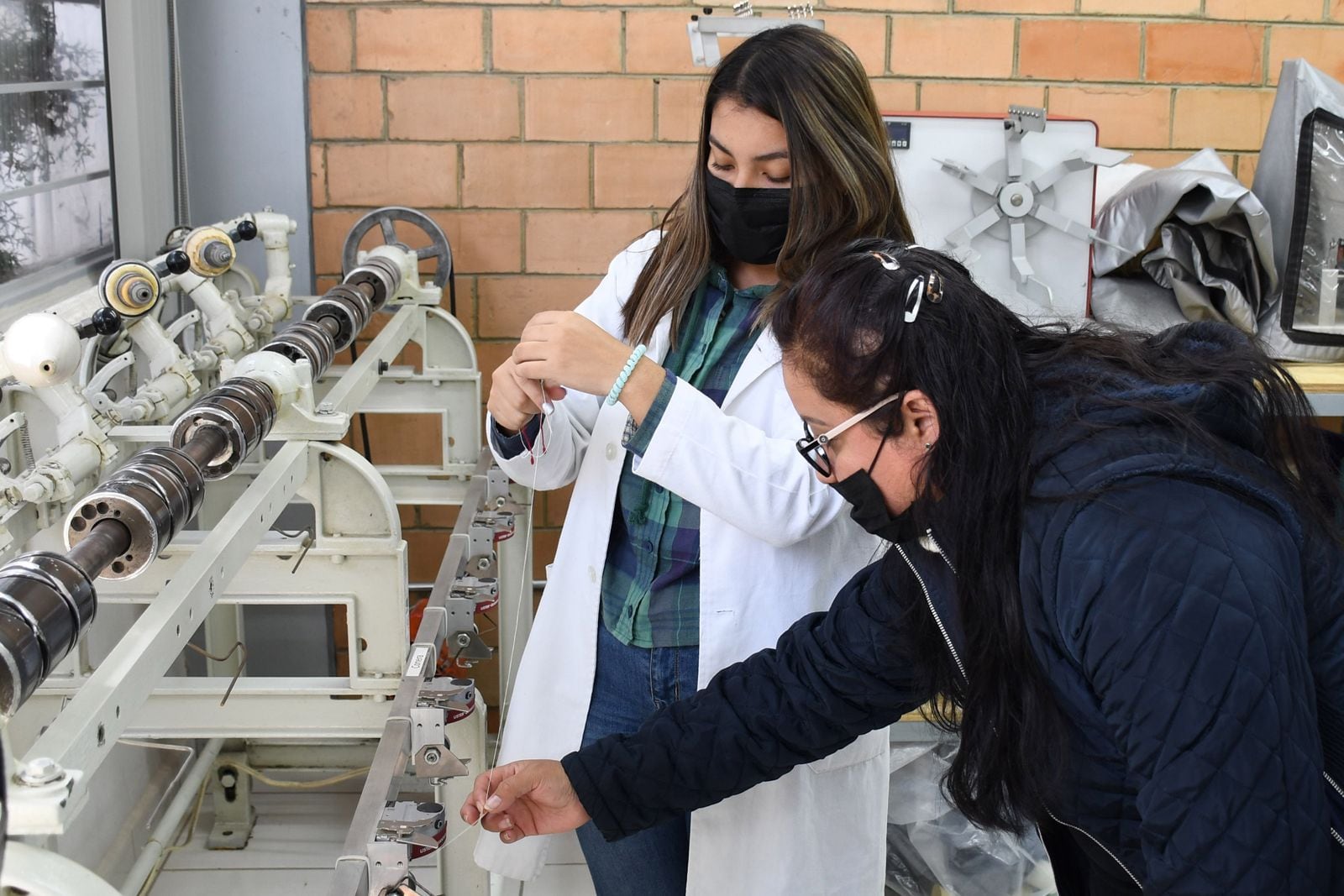 Analizan tendencias de la industria textil en la BUAP