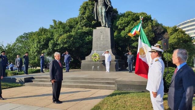 AMLO en la estatua de Benito Juárez