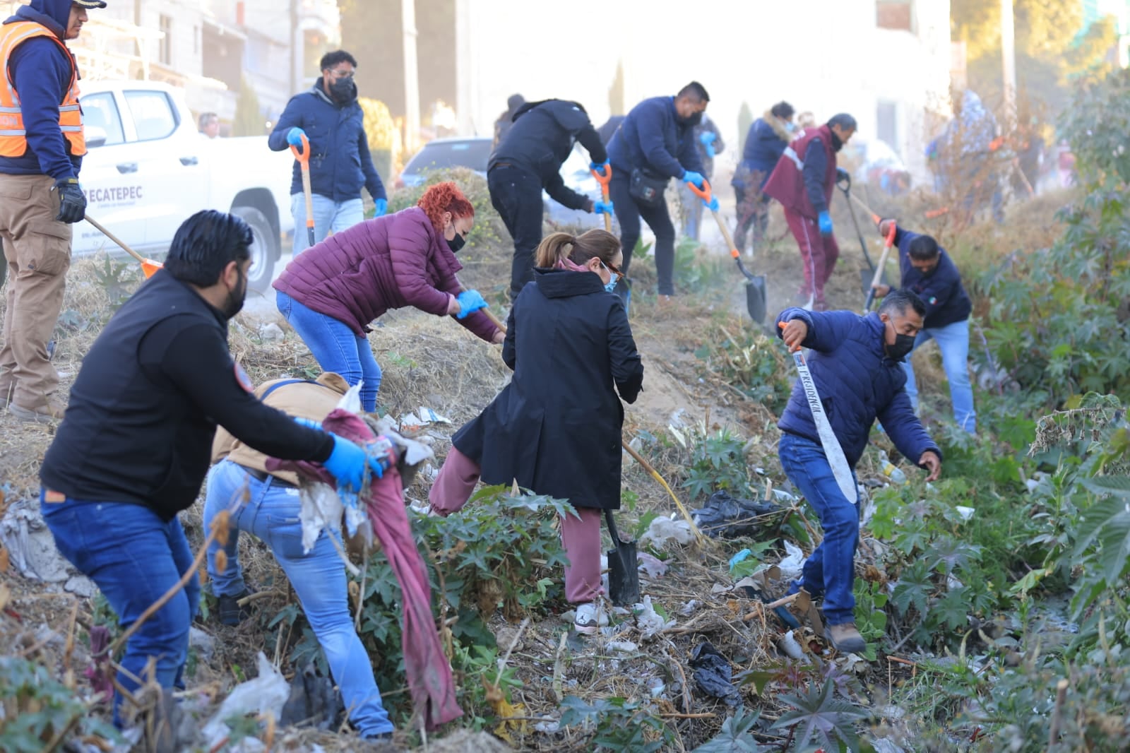 Ecatepec retira toneladas de basura en barranca de Ciudad Cuauhtémoc