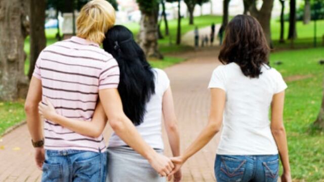 Pareja abrazada y otra mujer