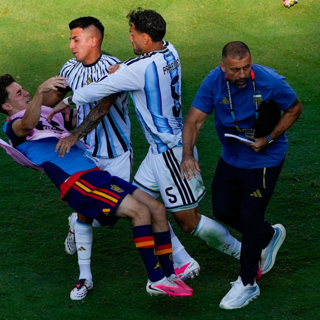 Leandro Paredes agrede a Gavi y Eric García tras la final del Mundial 2026