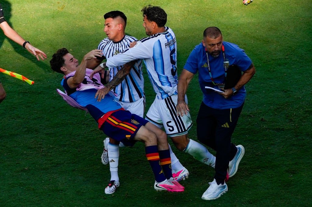 Leandro Paredes agrede a Gavi y Eric García tras la final del Mundial 2026.