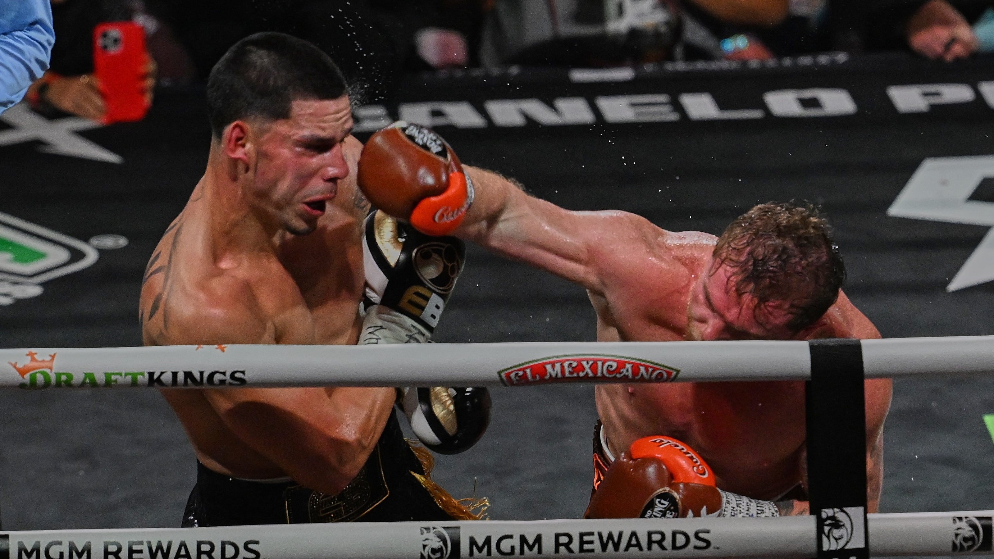 Canelo Álvarez le gana a Edgar Berlanga por decisión unánime