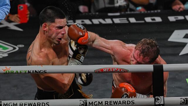 Canelo Álvarez le gana a Edgar Berlanga por decisión unánime