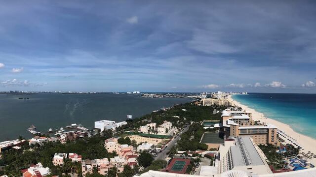 Vista panorámica de la laguna y mar de Cancún