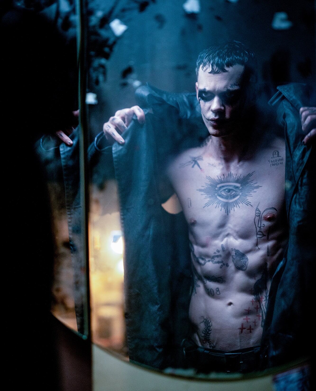 Así se ve Bill Skarsgård en la primera foto como The Crow, película remake de la original de 1994