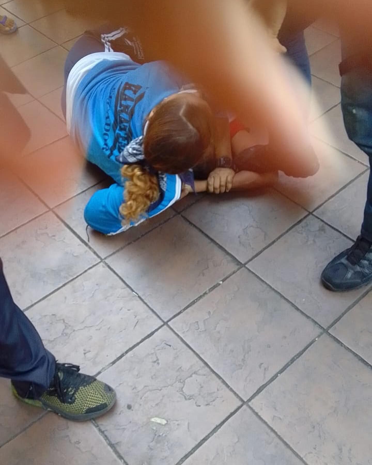 Campeona de arte marciales sometiendo hombre violento que golpeó a su novia