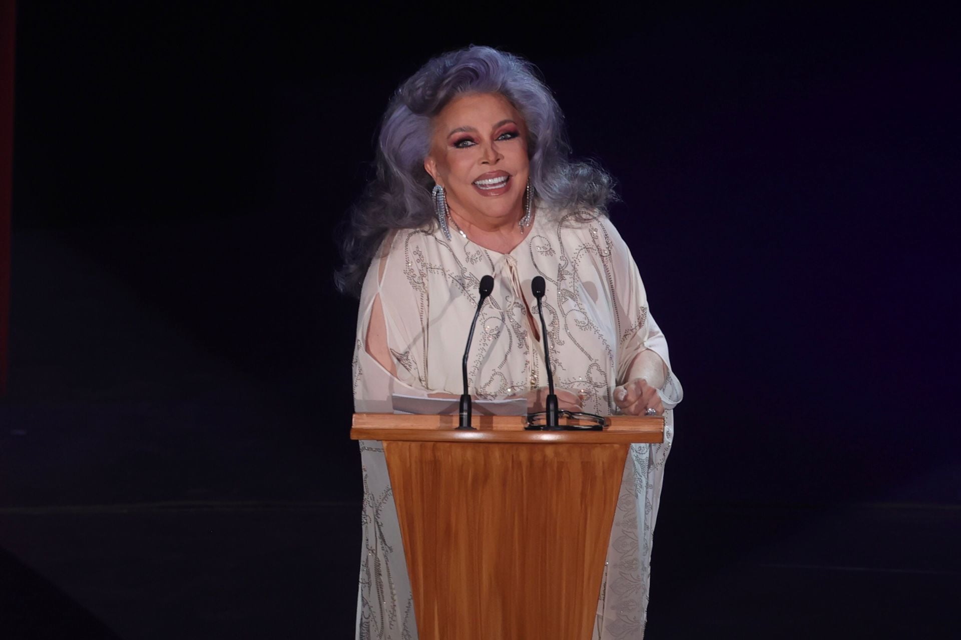 Verónica Castro, conductora.