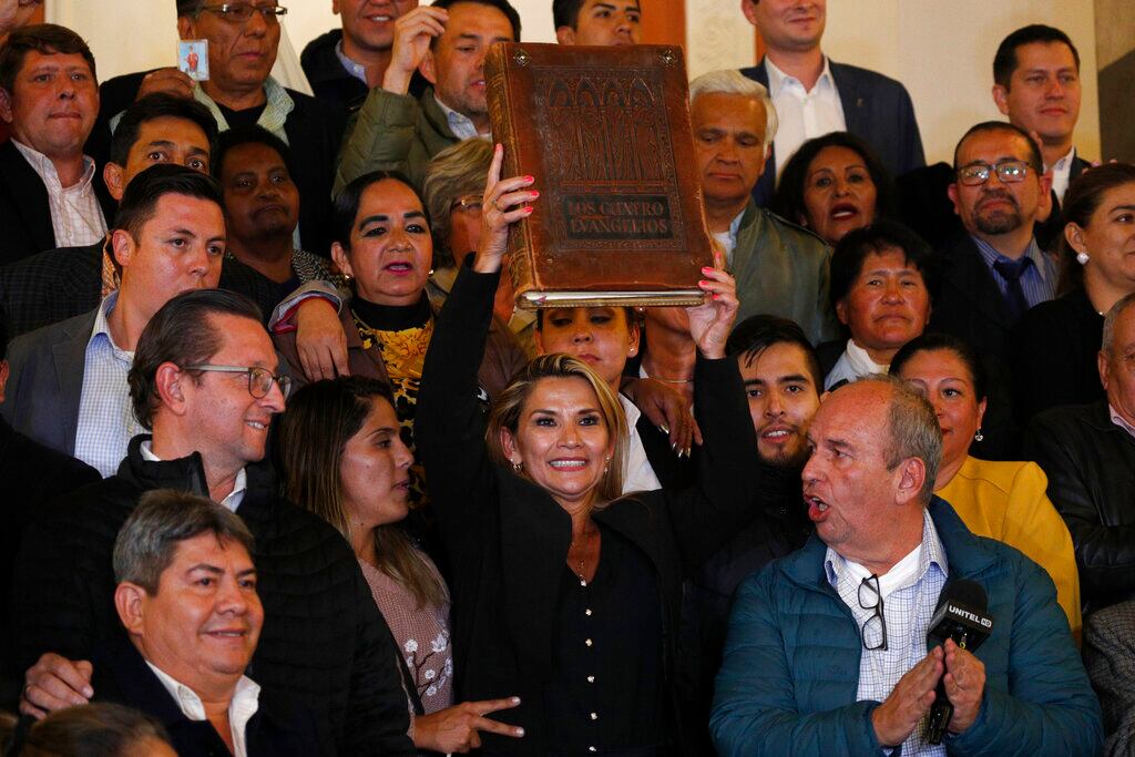 Jeanine Áñez junto a sus simpatizantes en el Palacio de Gobierno.