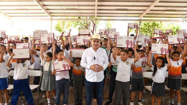 Alfonso Durazo hace entrega de becas a estudiantes