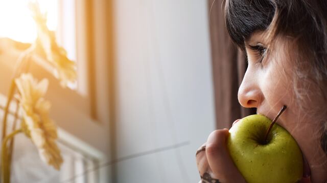Comer 2 manzanas al día ayuda a reducir el colesterol.