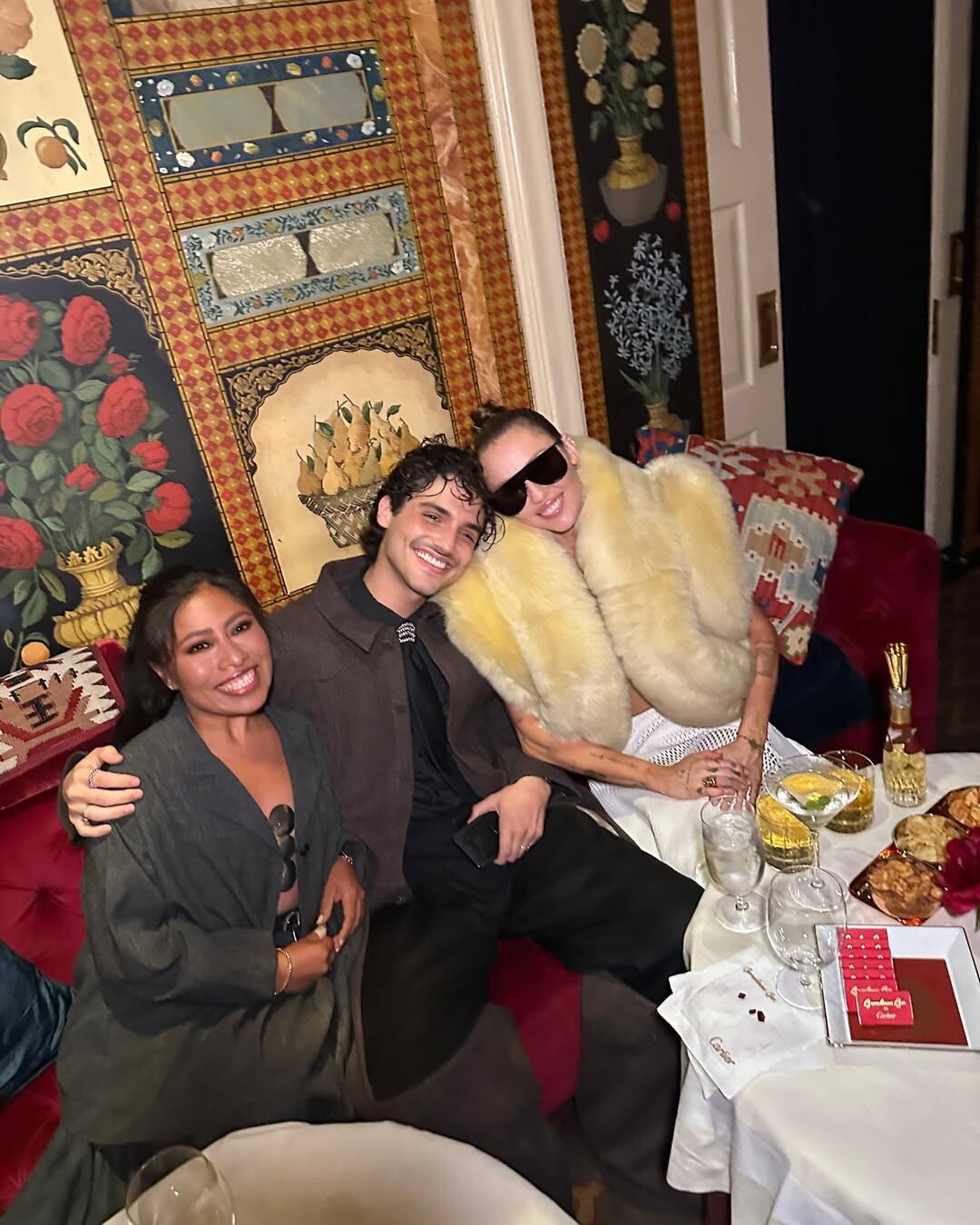 Yalitza Aparicio con Humbe y Miley Cyrus.