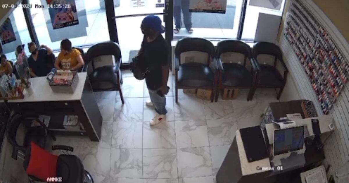 Un Ratero Ratero quedó en ridículo cuando todos lo ignoraron en pleno asalto (VIDEO)