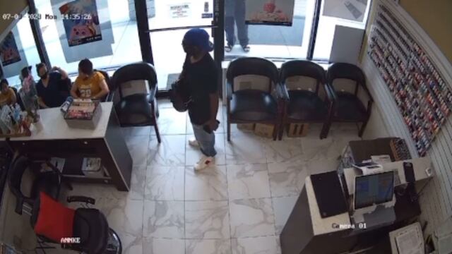 Un ratero intentó un asalto pero solo quedó en ridículo al ser ignorado por quienes debían ser sus víctimas