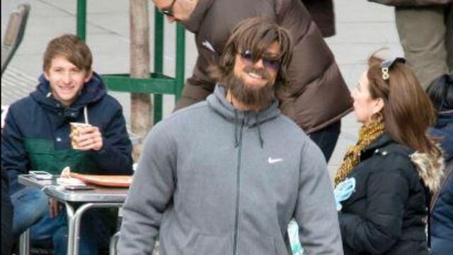 La semana pasada Cristiano Ronaldo sorprendió a un niño, y esta realizó sus mejores trucos en la calle disfrazo en la calle y todo los viandantes lo ignoraron.