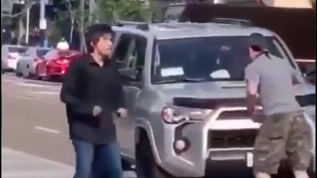 Un joven asiático golpea a un hombre que hacia comentarios racistas.