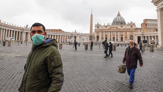Visitantes del vaticano portan cubrebocas.