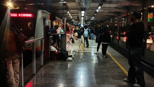 Usuarios del Metro CDMX denuncian retrasos pese a reanudación del servicio en la Línea 2