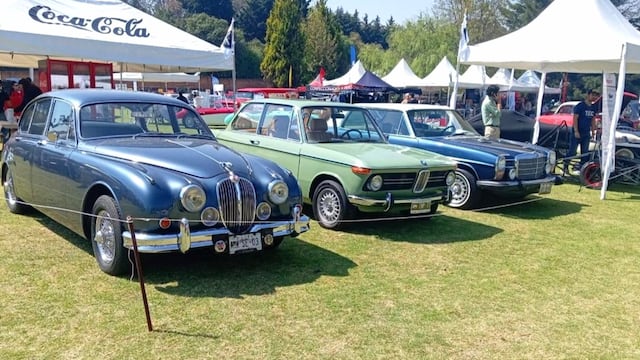 Ricardo Moreno respalda exhibición de autos clásicos en Toluca