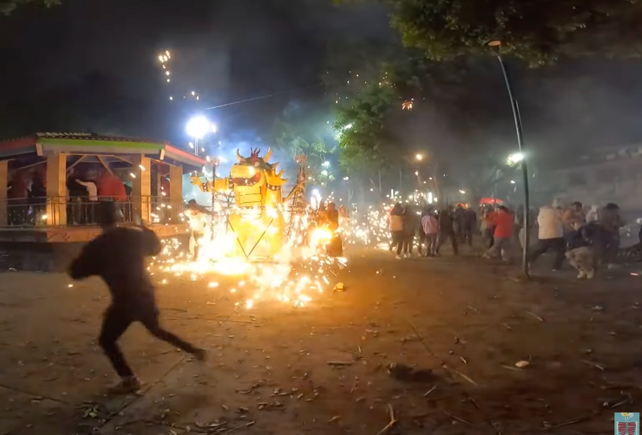 Bowser protagoniza quema de toro en barrio de Santa Cruz Meyehualco