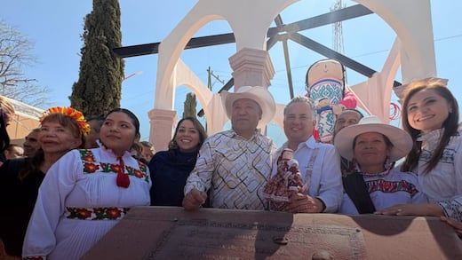 Santiago Nieto entrega Indicación Geográfica Protegida a muñecas Lele y Dönxu en Querétaro