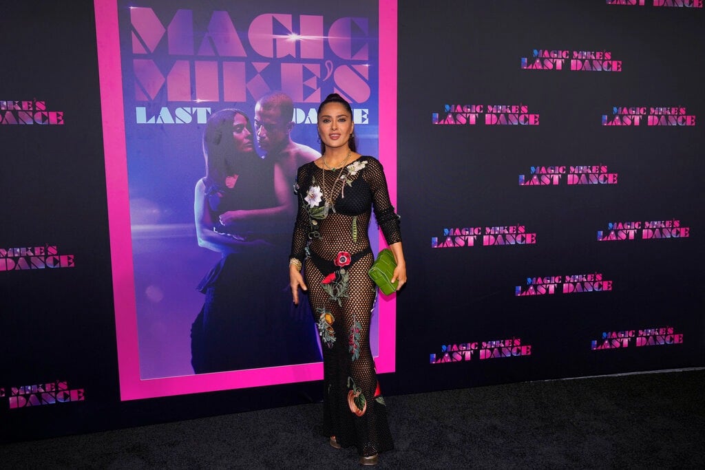 Salma Hayek en la premiere de Magic Mike's Last Dance con vestido transparente.