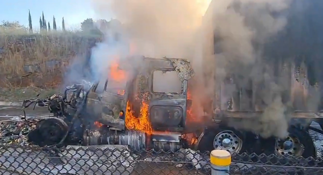Tráileres chocan y se incendian en el Macrolibramiento de Jalisco