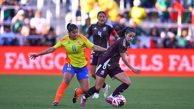 Cata Usme y Alexia Delgado, en la disputa por el balón.