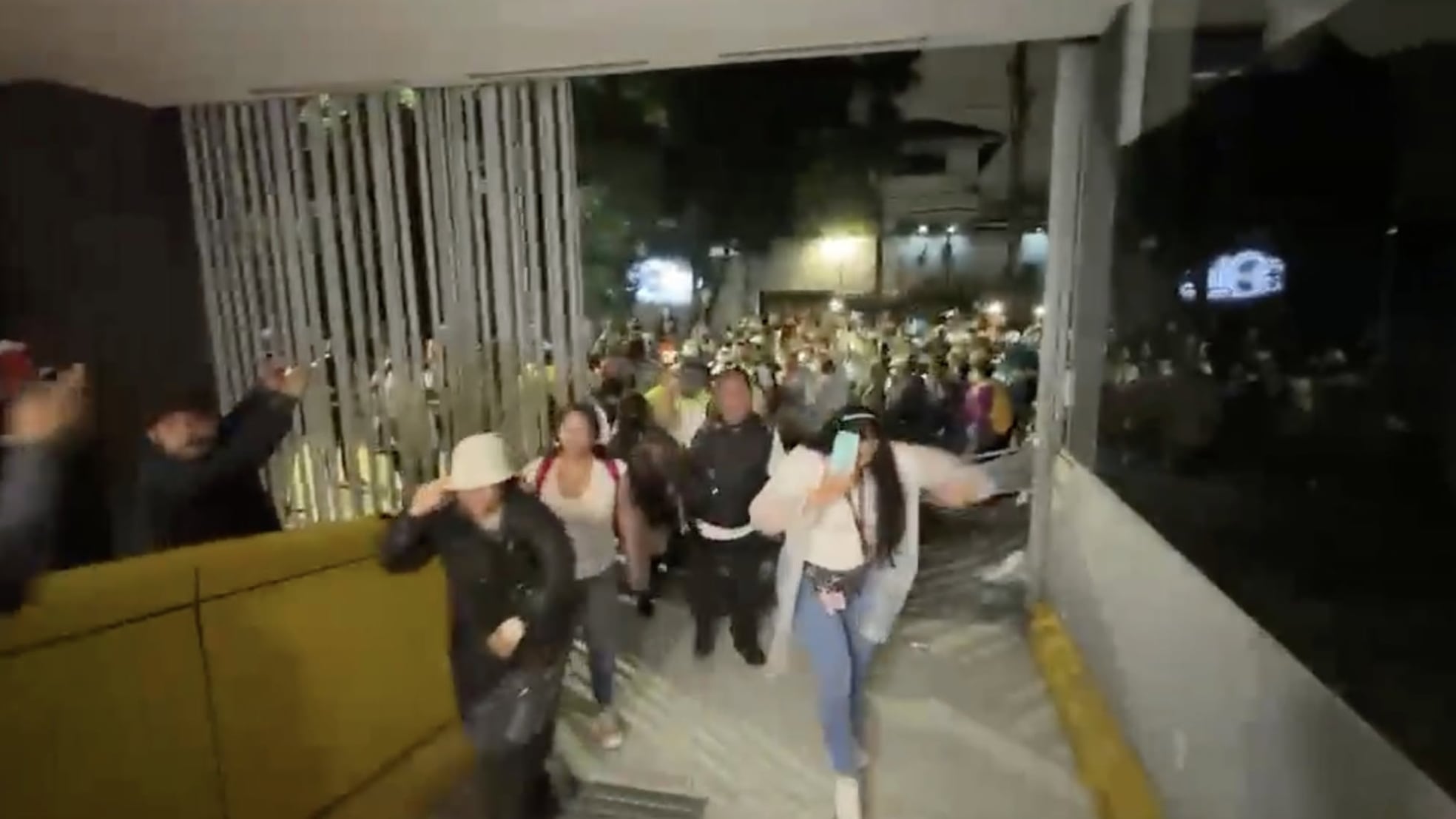 Trabajadores del IMSS irrumpen en instalaciones del sindicato durante protesta