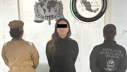 Gilda Lozoya permanecerá bajo resguardo de la FGR tras suspenderse su audiencia