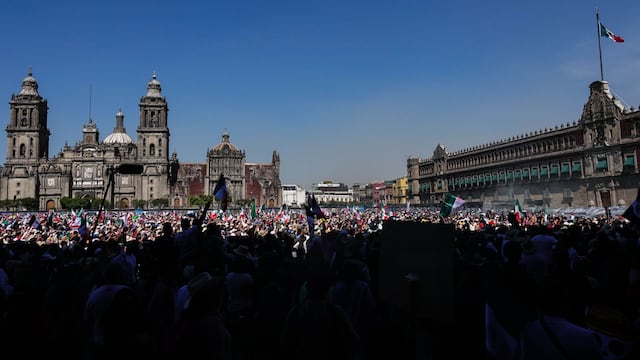 Cientos de personas, en su mayoría jóvenes, acudieron a la marcha de la Generación Z portando banderas y carteles en protesta contra el gobierno