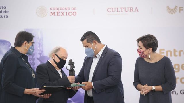 Entregan presea 'Eugenio Trueba Olivares'