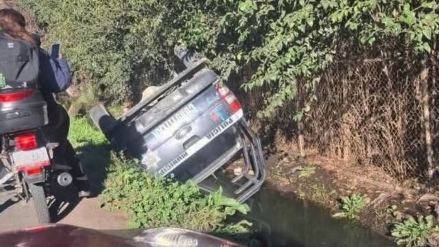 Vuelcan patrulla tras pleito entre alcaldes de Cuautitlán y Teoloyucan