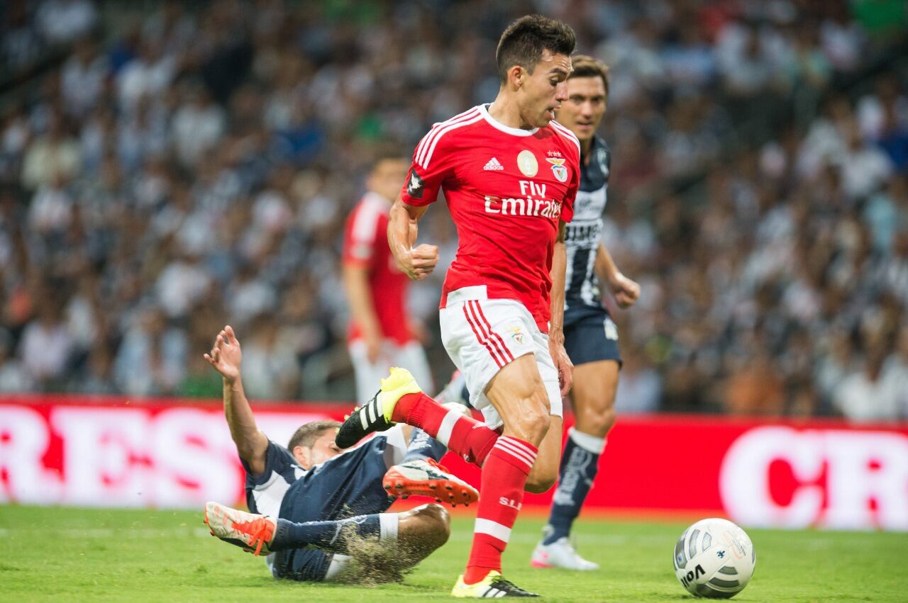 Toto Salvio jugando en contra de Rayados de Monterrey con el Benfica.
