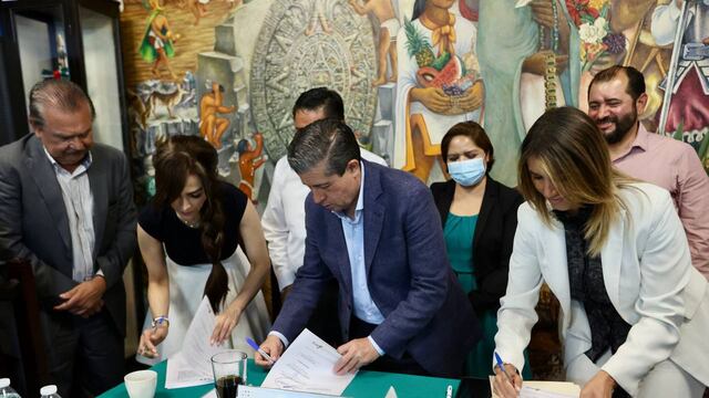 Giovani Gutiérrez, alcalde de Coyoacán, firma convenio con INEA para contrarrestar analfabetismo