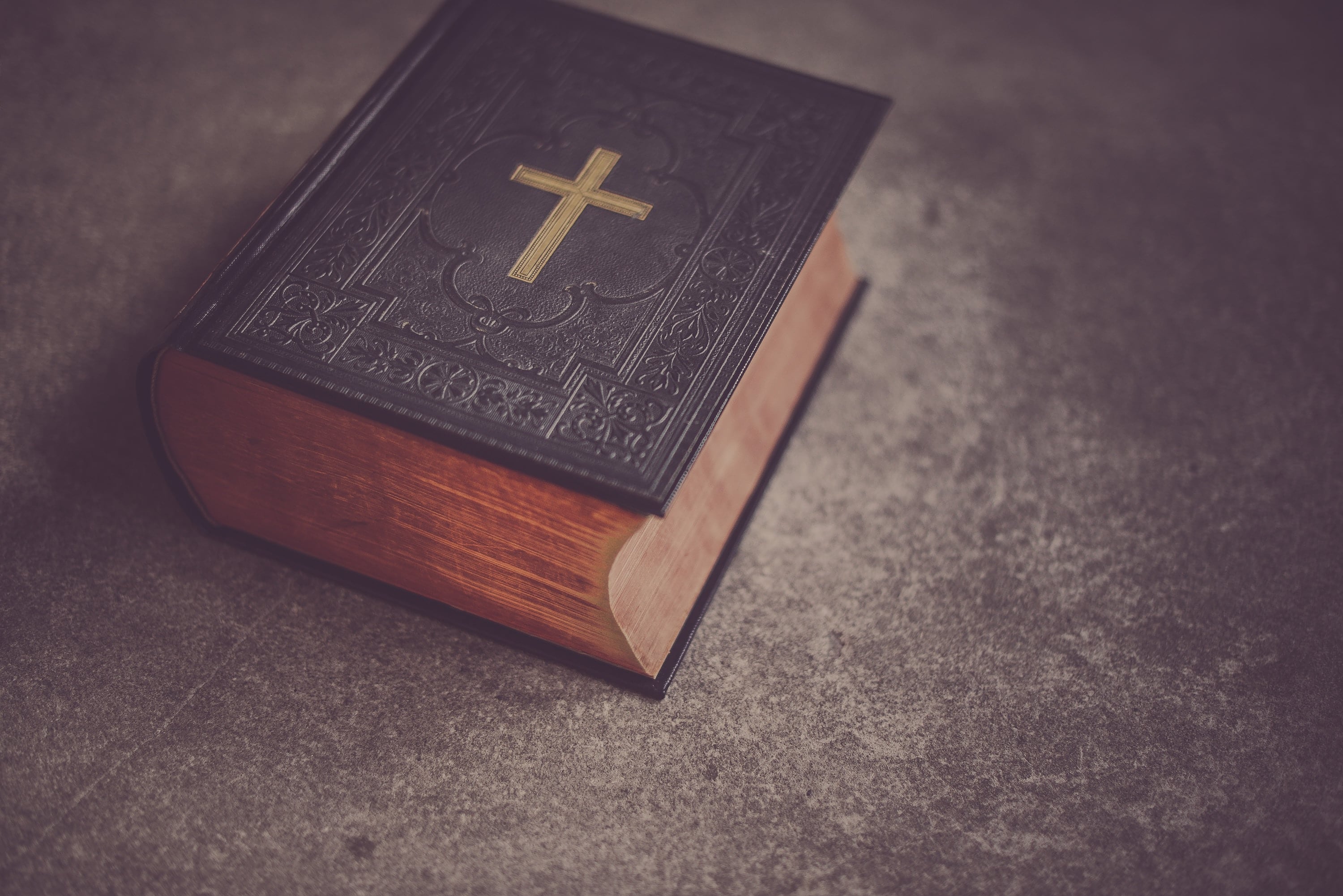 Detienen a pastor que escondía armas en biblia falsa