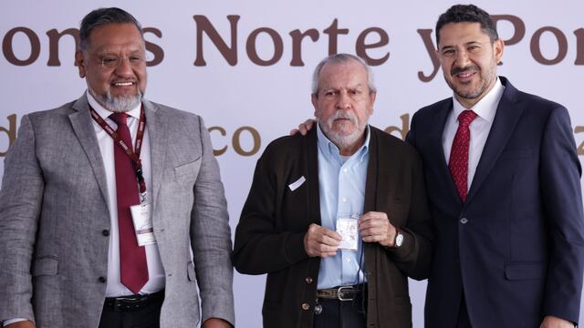 Martí Batres entrega vigencia permanente de derechos a jubilados y pensionados