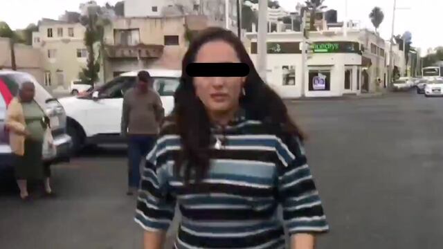 La mujer persiguió al sujeto que la estaba grabando.
